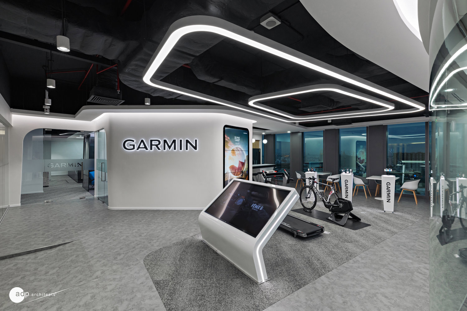 Văn phòng Garmin:
Văn phòng Garmin nổi tiếng với thiết kế hiện đại và sáng tạo, cung cấp một không gian làm việc thoải mái và tiện nghi cho nhân viên. Hãy đến tham quan để trải nghiệm không gian làm việc đầy sáng tạo này.